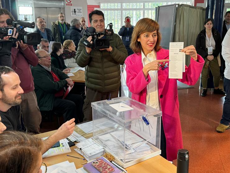 A candidata de Sumar Galicia á presidencia da Xunta de Galicia, Marta Lois, exerce o seu dereito a voto, no IES Antonio Fraguas, a 18 de febreiro de 2024, en Santiago de Compostela / Álvaro Ballesteros