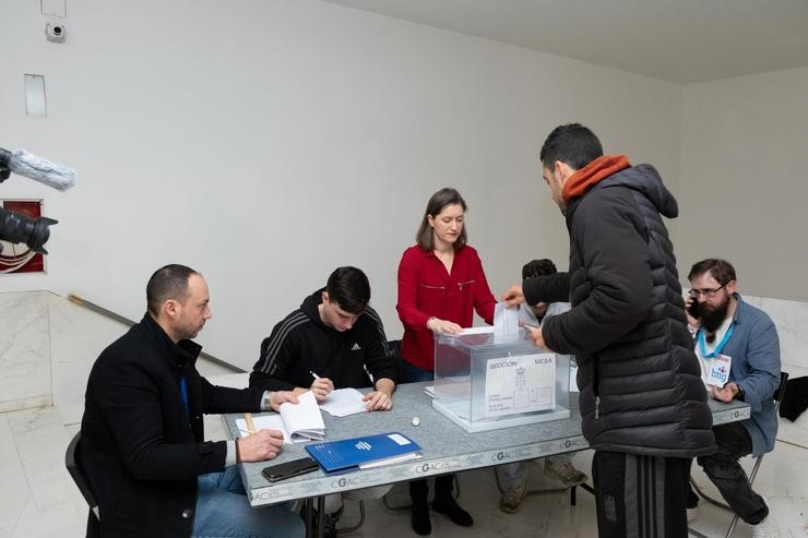 Un home exerce o seu dereito a voto, no Centro Galego de Arte Contemporánea (CGAC), a 18 de febreiro de 2024, en Santiago de Compostela / César Arxina