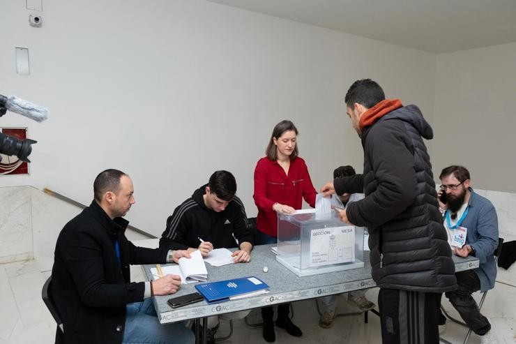 Un home exerce o seu dereito a voto, no Centro Galego de Arte Contemporánea (CGAC), a 18 de febreiro de 2024, en Santiago de Compostela 