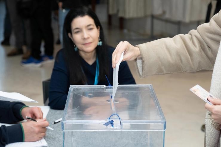 Unha persoa exerce o seu dereito a voto, no Centro Galego de Arte Contemporánea (CGAC), a 18 de febreiro de 2024, en Santiago de Compostela / César Arxina
