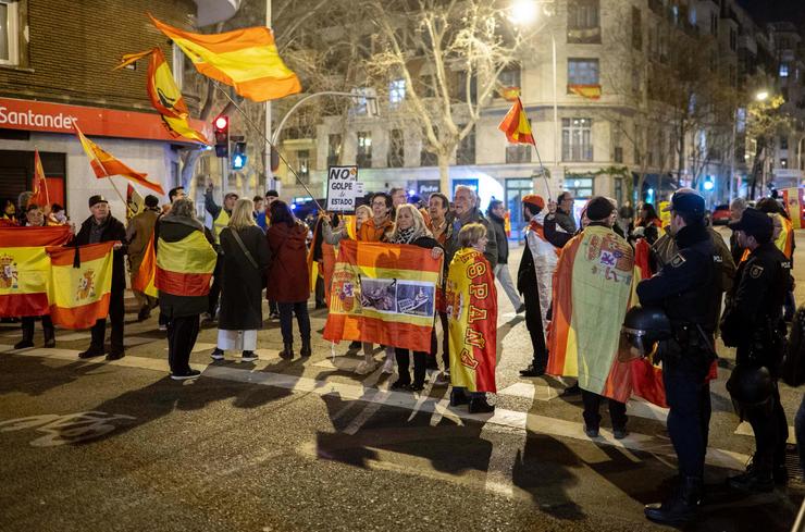 Varias persoas congregadas xunto á sede do PSOE en Ferraz na noite electoral das eleccións galegas 