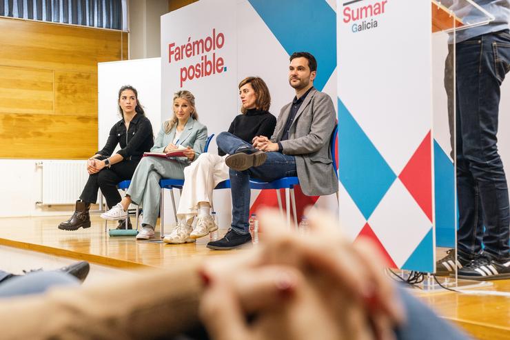 A líder de Sumar, Yolanda Díaz (2i); a candidata á Presidencia da Xunta, Marta Lois (2d), e o portavoz de Sumar Galicia, Paulo Carlos López (1d), durante un acto de campaña na Facultade de Políticas de Santiago, a 15 de febreiro de 2024 / Agostime - Arquivo