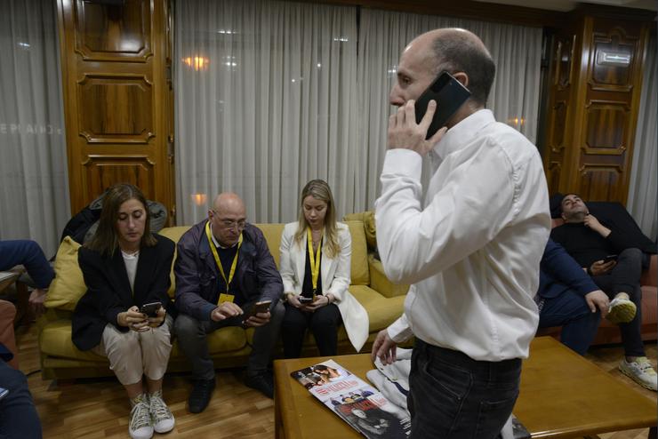 O alcalde da cidade e presidente de DO, Gonzalo Pérez Jácome (2d), fala por teléfono durante o seguimento da xornada electoral dos comicios autonómicos de Galicia, no Hotel Princess, a 18 de febreiro de 2024, en Ourense / Rosa Veiga