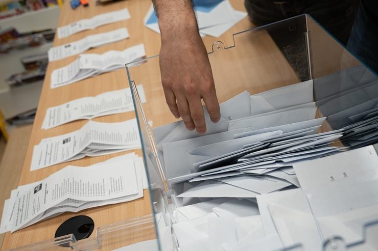 Varias persoas realizan un escrutinio de votos con motivo das eleccións autonómicas de Galicia / Adrián Irago 
