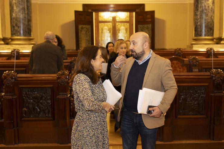 A alcaldesa da Coruña, Inés Rey, e o portavoz do goberno local, José Manuel Lage, á entrada do pleno da Coruña / ANDY PEREZ