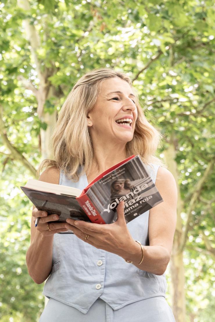 Arquivo - A vicepresidenta segunda e líder de SUMAR, Yolanda Díaz, firma a un fan uno dos seus libros, á súa saída da presentación das candidaturas da lista de SUMAR para as eleccións do 23J, a 21 de xuño de 2023, en Madrid (España). Este é ou. Diego Radamés - Europa Press - Arquivo