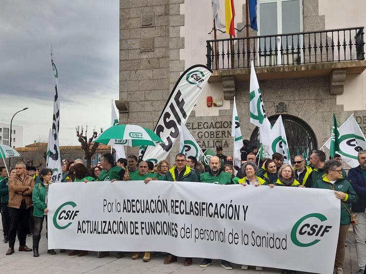 Medio cento de traballadores sanitarios mobilízanse ante a Delegación do Goberno da Coruña para demandar a actualización de funcións das categorías / CSIF
