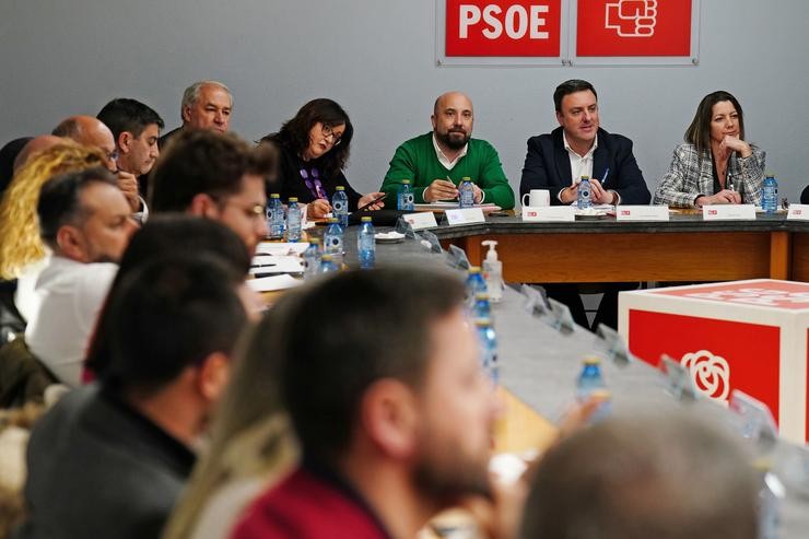 O secretario xeral do PSdeG, Valentín González Formoso (2d), durante unha reunión extraordinaria da Comisión Executiva Nacional Galega do PSdeG-PSOE, na sede do partido, a 21 de febreiro de 2024, en Santiago de Compostela, A Coruña, Galicia (Esp. Álvaro Ballesteros - Europa Press