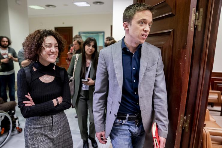 A deputada de Sumar Aina Vidal e o portavoz de Sumar no Congreso, Iñigo Errejón, á súa chegada a unha reunión do Grupo Parlamentario Sumar, no Congreso dos Deputados / A. Pérez Meca - Arquivo