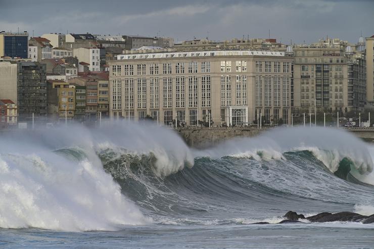 Arquivo - Ondas superiores a 8 metros en Praias de Riazor e Orzán, na Coruña, Galicia (España).. M. Dylan - Europa Press - Arquivo / Europa Press