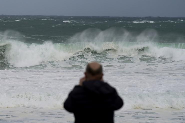 Un home observa as ondas durante a fronte meteorolóxica, a 23 de febreiro de 2024, na Coruña, Galicia (España).. M. Dylan - Europa Press / Europa Press