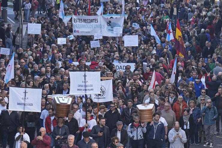 Centos de persoas durante unha manifestación en defensa da sanidade pública, no parque da Alameda. 