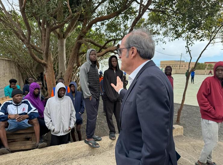 O Defensor do Pobo, Anxo Gabilond,ou visita un centro de atención a menores migrantes nel Hierro. CEDIDO POR DEFENSOR DO POBO / Europa Press