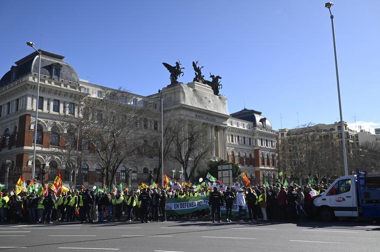 Agricultores durante unha concentración fronte ao Ministerio de Agricultura, a 26 de febreiro de 2024, en Madrid  / Alberto Ortega - Europa Press 