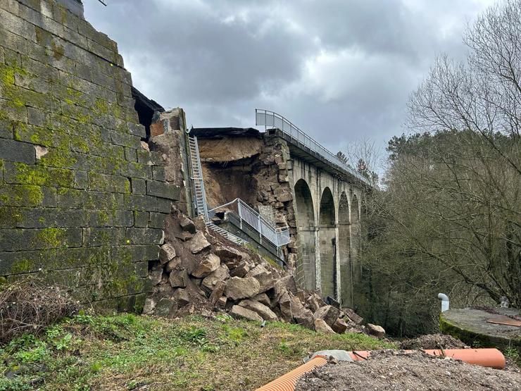 Colapsa parte dunha ponte sobre a estrada OU-536 en Xunqueira de Espadanedo (Ourense). GARDA CIVIL / Europa Press