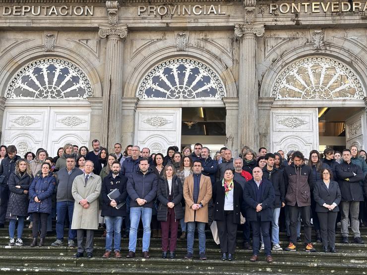 Concentración de deputados e traballadores fronte á Deputación Provincial de Pontevedra, en recordo das vítimas do incendio de Valencia.. DEPUTACIÓN DE PONTEVEDRA / Europa Press