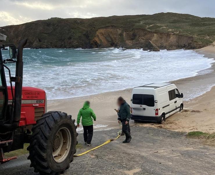 Unha furgoneta acaba no mar tras penetrarse o seu condutor, navarro, na praia dos Botes, en Valdoviño / EP - CEDIDA
