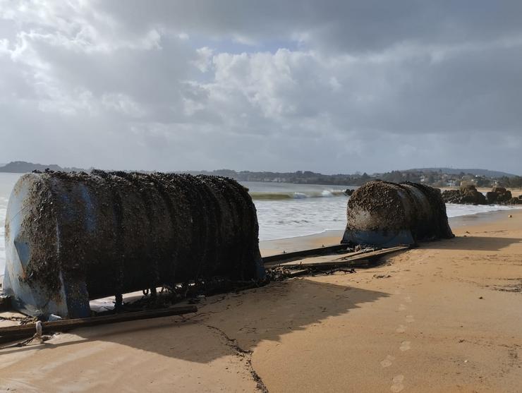 Aparecen dous grandes flotadores de batea na praia do Raso, en Ares 
