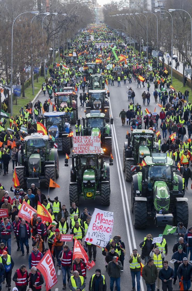 A manifestación de agricultores e tractores no Paseo da Castelá, continúa a súa marcha cara á Oficina da Comisión Europea en Madrid./Alberto Ortega - Europa Press