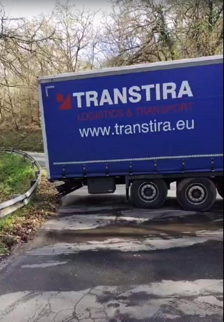 Unha saída de vía dun camión lituano provoca o corte total de circulación nunha estrada en Ourense. GARDA CIVIL / Europa Press
