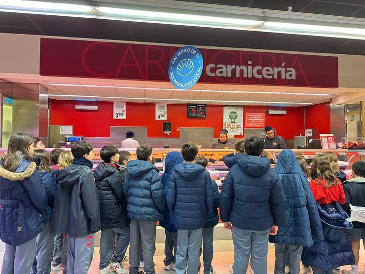 Miles de estudantes de Galicia e Castela e León visitan supermercados Gadis para aprender unha dieta equilibrada. GADIS / Europa Press