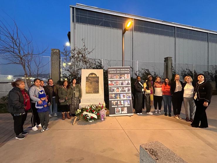 Familias do Pitanxo concéntrase ante a placa conmemorativa de Marín tras coñecerse o "importante" informe pericial / FAMILIAS DO PITANXO 