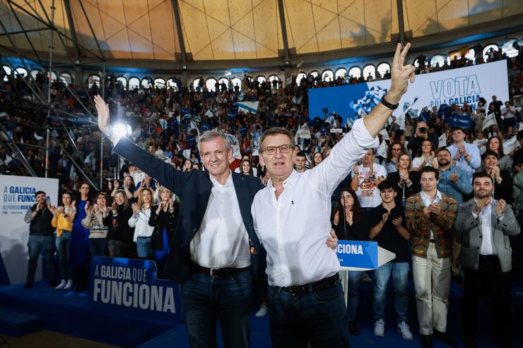 O candidato do PPdeG á presidencia da Xunta, Alfonso Rueda, xunto ao presidente do PP nacional, Alberto Núñez Feijóo, no mitin dos populares galegos na praza de touros de Pontevedra 
