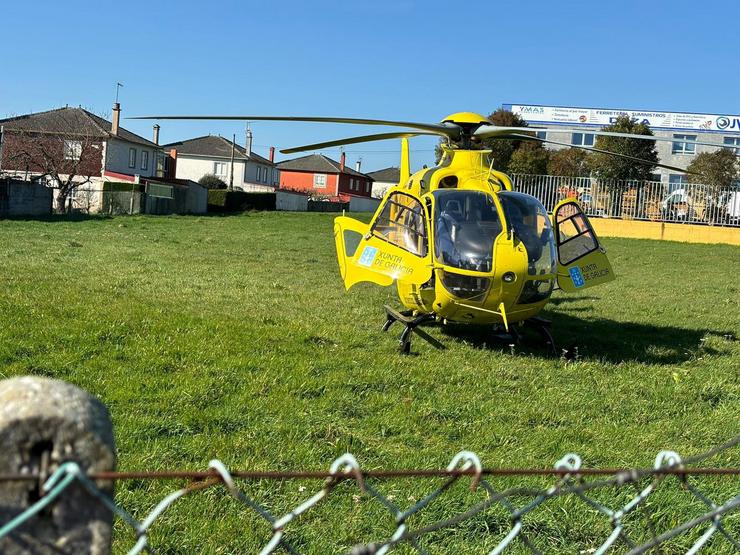 O helicóptero medicalizado con base en Santiago de Compostela intervén nun accidente en Lalín 