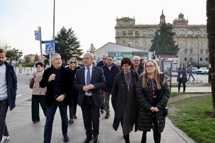 O ministro do Interior, Fernando Grande-Marlaka, nunha visita con socialistas en Monforte de Lemos / PSdeG