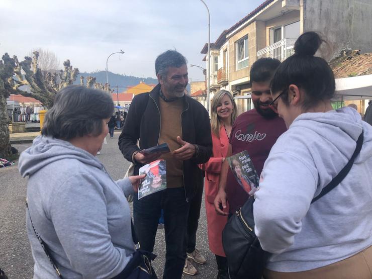 Visita do candidato de Sumar Galicia por Pontevedra, Ramón Sarmiento, ao mercadillo de Sabarís, en Baiona (Pontevedra), a 5 de febreiro de 2024.. SUMAR GALICIA / Europa Press