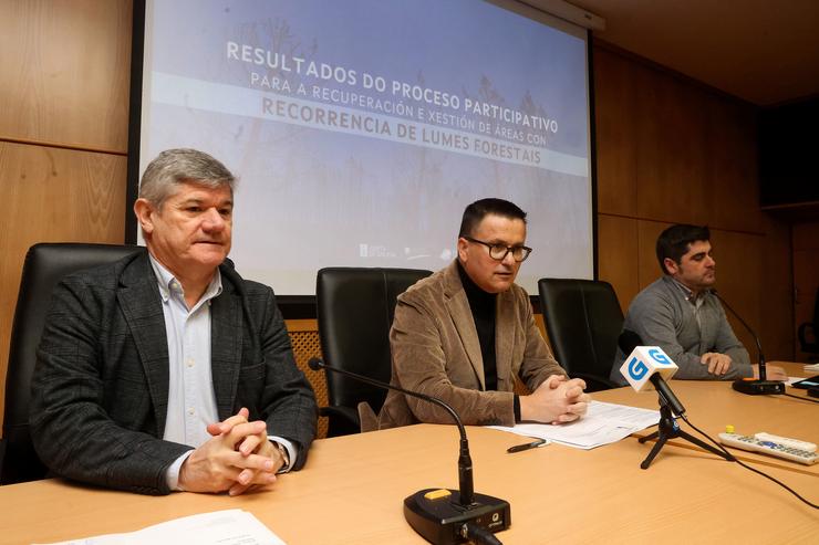 José González, acompañado do director xeral de Planificación e Ordenación Forestal, José Luís Chan, e do director xeral de Defensa do Monte, Manuel Rodríguez 