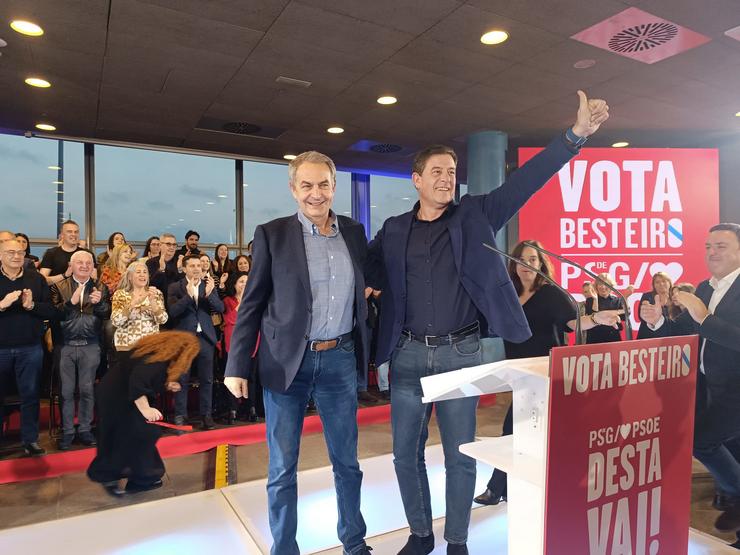 O expresidente do Goberno José Luís Rodríguez Zapatero e o candidato socialista á Presidencia da Xunta, José Ramón Gómez Besteiro / Europa Press