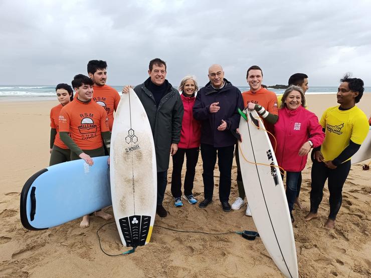 O candidato do PSdeG á Presidencia da Xunta, José Ramón Gómez Besteiro, xunto ao alcalde de Valdoviño, Alberto González, e outros socialistas na praia da Frouxeira / Europa Press