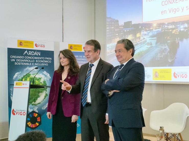 A vocal substituta do delegado de Zona Franca de Vigo, Ana Mejías; o alcalde e presidente de Zona Franca, Abel Caballero; e o presidente de Conxemar, Eloy García, na presentación dun informe sobre o impacto da feira / Europa Press