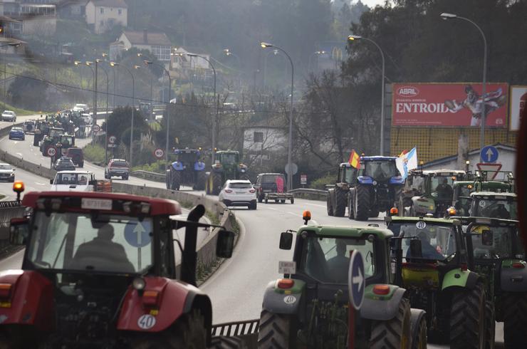 Varios tractores de agricultores chegan a Ourense durante unha manifestación na segunda xornada de protestas, a 7 de febreiro de 2024 en Ourense, Galicia (España). Agricultores e gandeiros de toda España sacaron os seus tractores ás estradas por segu. Rosa Veiga - Europa Press