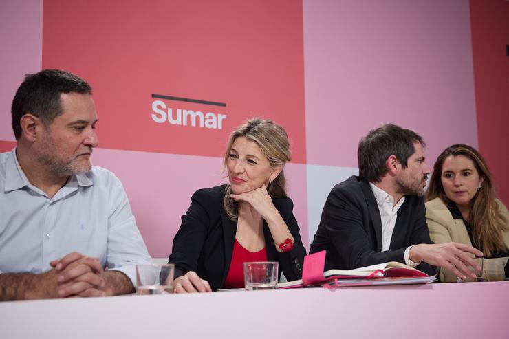 A líder de Sumar, Yolanda Díaz (c), e o ministro de Cultura, Ernest Urtasun (d). Jesús Hellín - Europa Press