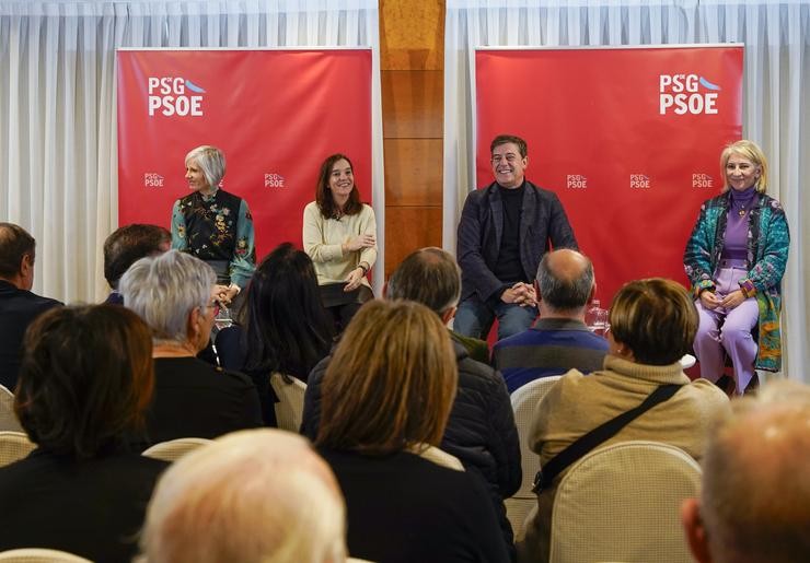O candidato do PSdeG á Presidencia da Xunta, José Ramón Gómez Besteiro, e a alcaldesa da Coruña, Inés Rey, reúnense con colectivos sociais. PSDEG / Europa Press