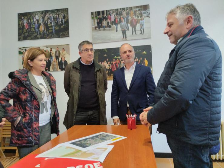 O portavoz do PSOE no Congreso, Patxi López, xunto ao alcalde de Silleda, Manuel Cuíña / Europa Press