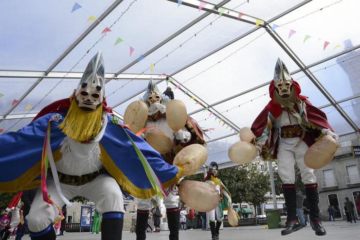 Varias persoas asisten ao desfile de charangas na celebración do Domingo de Piñata, durante a celebración do Entroido de Xinzo de limia / Rosa Veiga - Europa Press - Arquivo