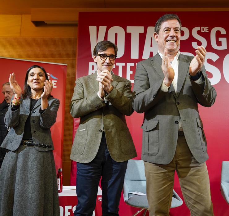 O número uno do PSdeG por Ourense, Carmen Rodríguez Dacosta; o secretario xeral do PSC, Salvador Illa; e o candidato do PSdeG á Presidencia da Xunta, José Ramón Gómez Besteiro, nun acto sectorial de sanidade en Ourense. PSDEG 