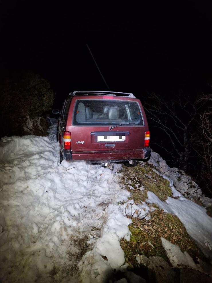 Coche atrapado nunha pista forestal pola neve / GOBERNO