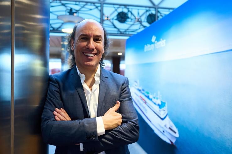 O gaiteiro Carlos Núñez pousa tras unha rolda de prensa para presentar o seu próximo concerto, a bordo do buque Santoña, a 11 de xaneiro de 2024, en Santander / Juanma Serrano - Arquivo