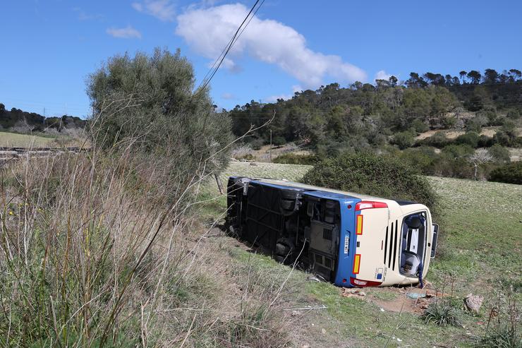 O autobús do Imserso que envorcou no quilómetro 5 da estrada Ma-4030, 11 de marzo de 2024, en Mallorca, Baleares (España). Arquivo.. Isaac Buj - Europa Press / Europa Press