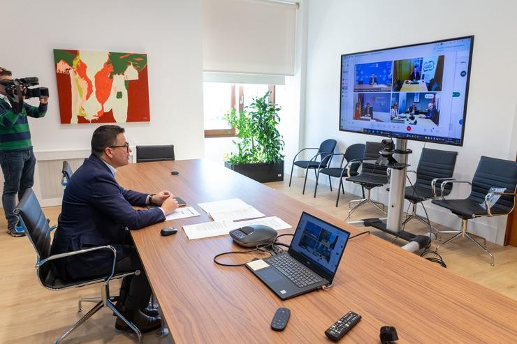 O conselleiro do Medio Rural en funcións, José González por videoconferencia, cos seus homólogos da cornixa cantábrica.  foto xoán crespo. XOÁN CRESPO / Europa Press