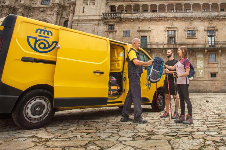 Servizo de transporte de mochilas de Correos en Santiago de Compostela.. CORREOS / Europa Press