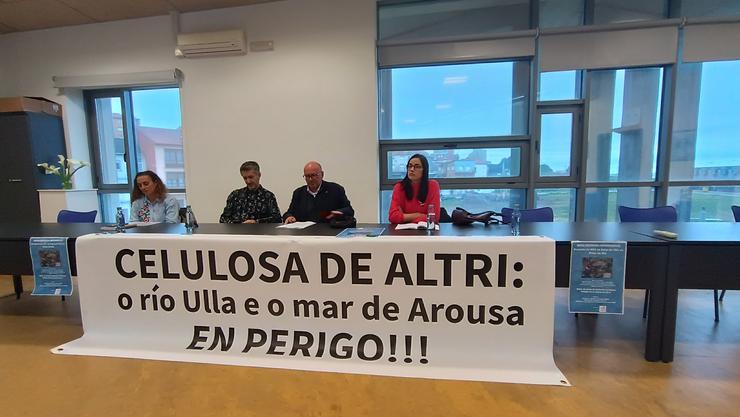 A portavoz da Plataforma Ulloa Viva, Marta Gontá, participa nunha mesa redonda en Rianxo. PLATAFORMA ULLOA VIVA 