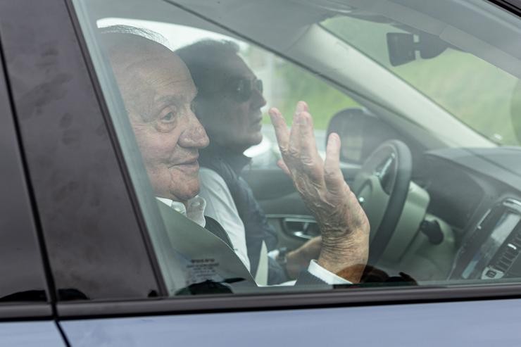 Juan Carlos I abandona Sanxenxo. ELENA FERNÁNDEZ 