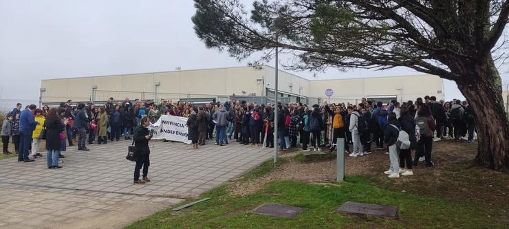 Profesores, familias e alumnos protestan fronte ao IES O Milladoiro, en Ames, polos "problemas de convivencia" / SINDICATOS