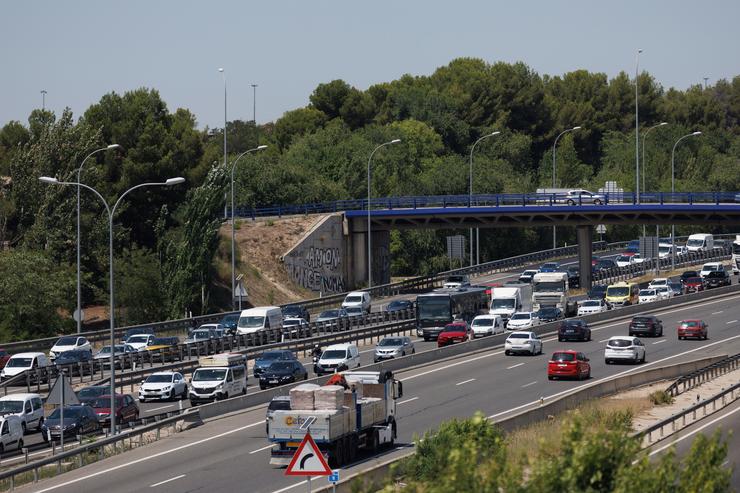 Atasco na autovía A-3 con motivo da operación saída de inicios de agosto, a 28 de xullo de 2023, en Madrid 