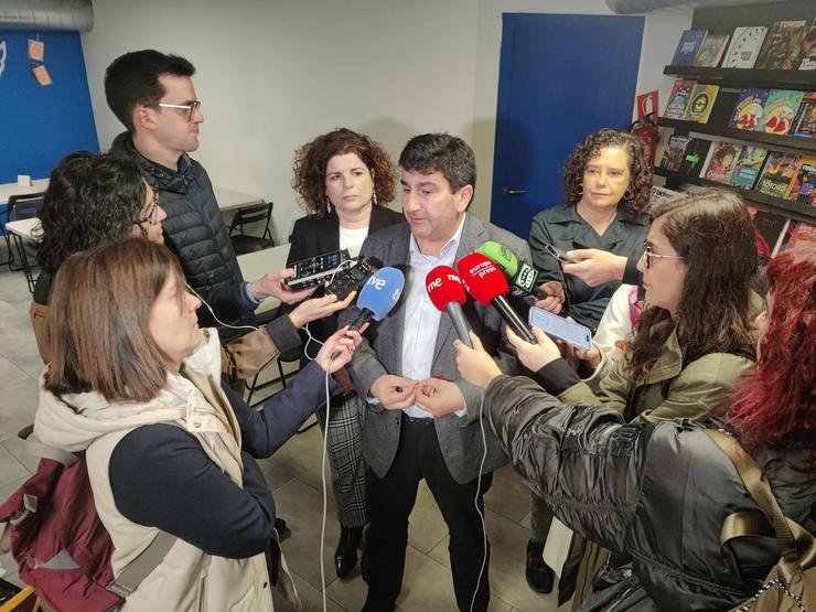 O delegado do Goberno en Galicia, Pedro Blanco, comparece ante os medios nun acto en Santiago de Compostela 